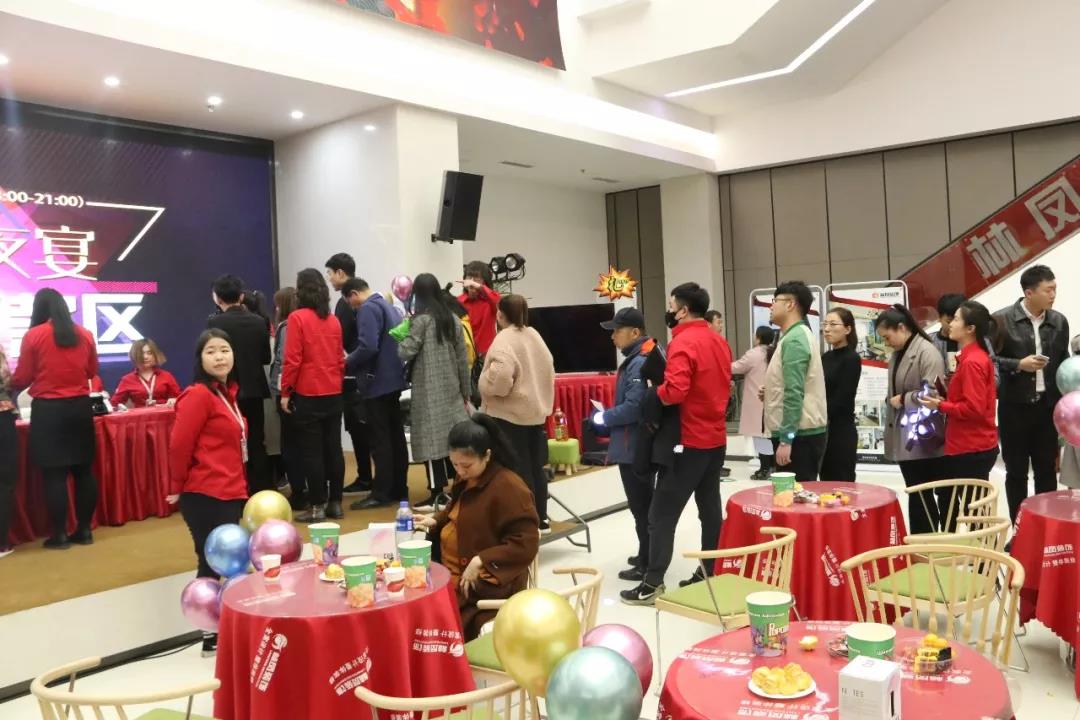 各位業(yè)主排隊交定