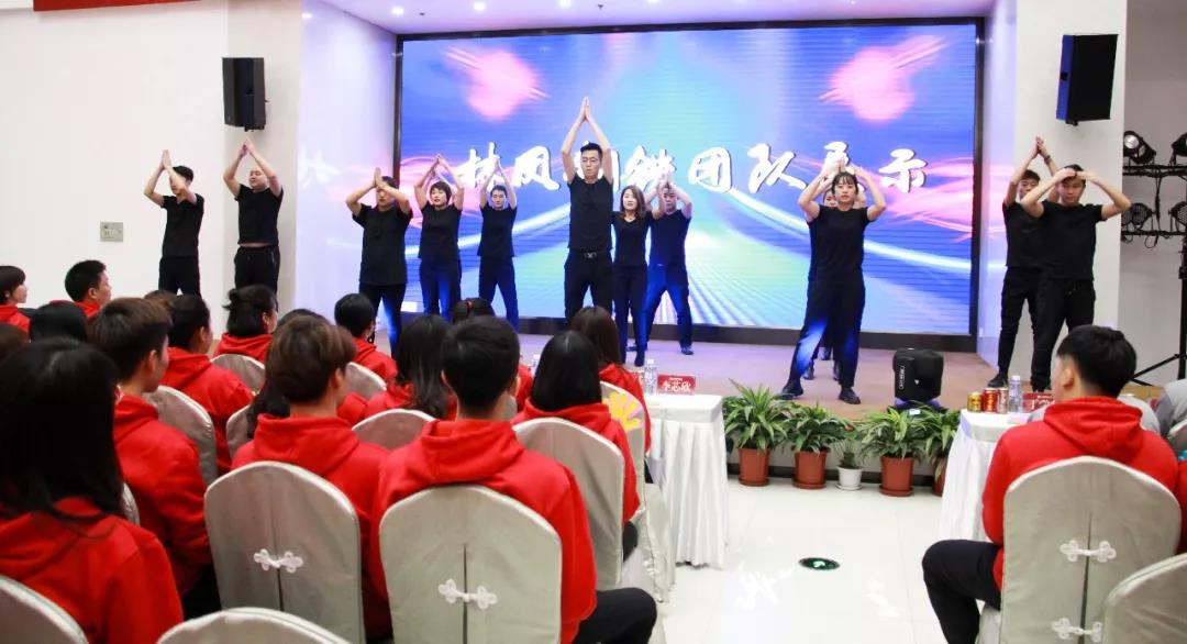 勇者心逐夢路林鳳裝飾11月總結(jié)會(huì)鋼鐵團(tuán)表演